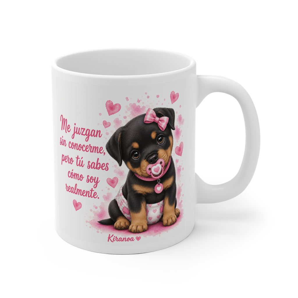 Taza cerámica Rottweiler Pink con frase Me juzgan sin conocerme pero tú sabes cómo soy realmente – vista frontal