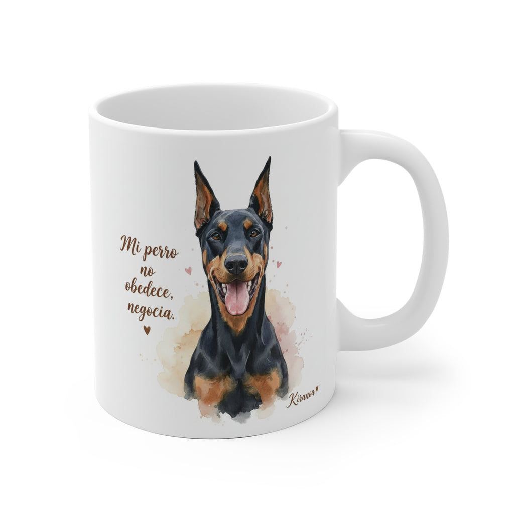 Taza cerámica Dóberman con frase Mi perro no obedece negocia – vista frontal