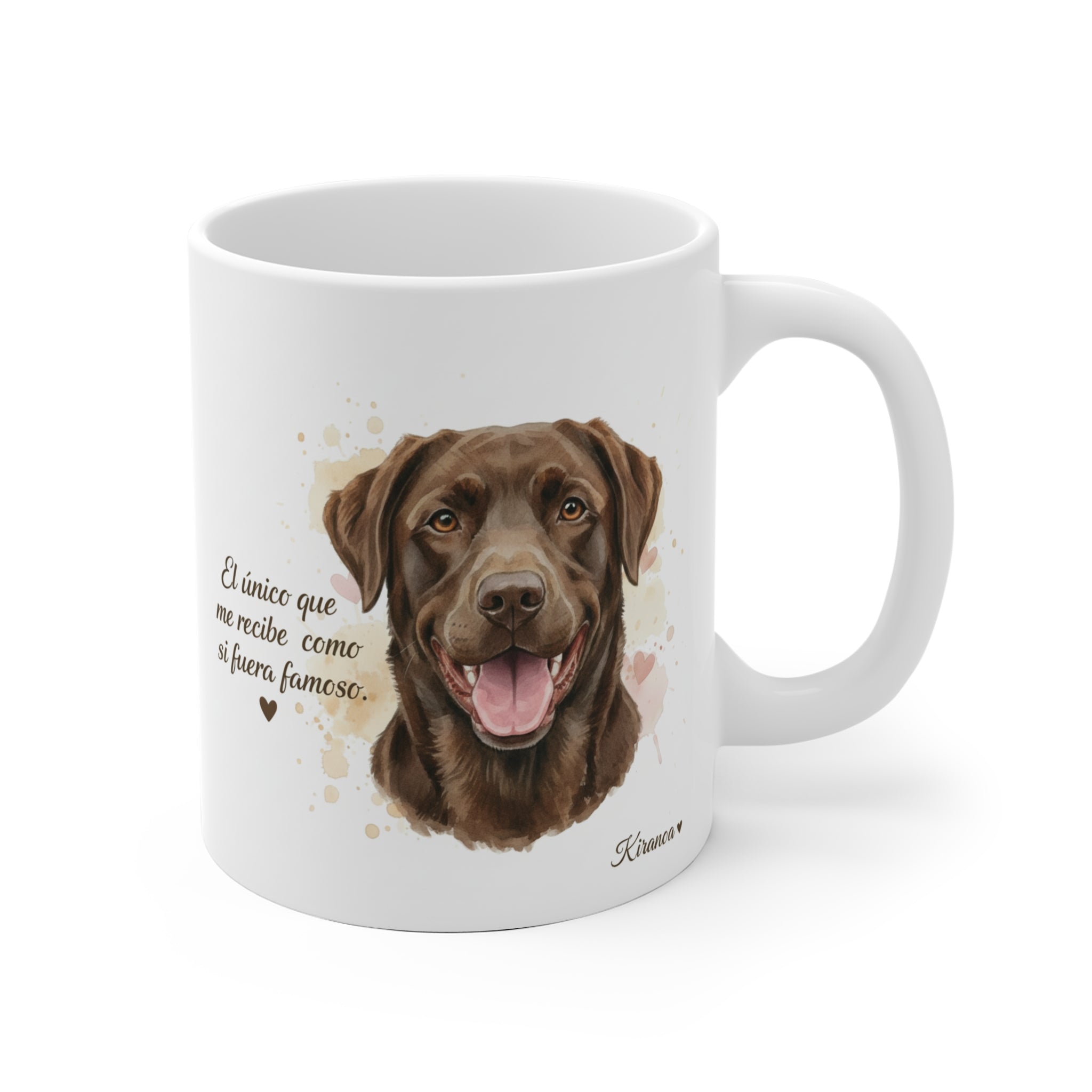 Taza Labrador Chocolate con la frase El único que me recibe como si fuera famoso — ilustración acuarela — Kiranoa