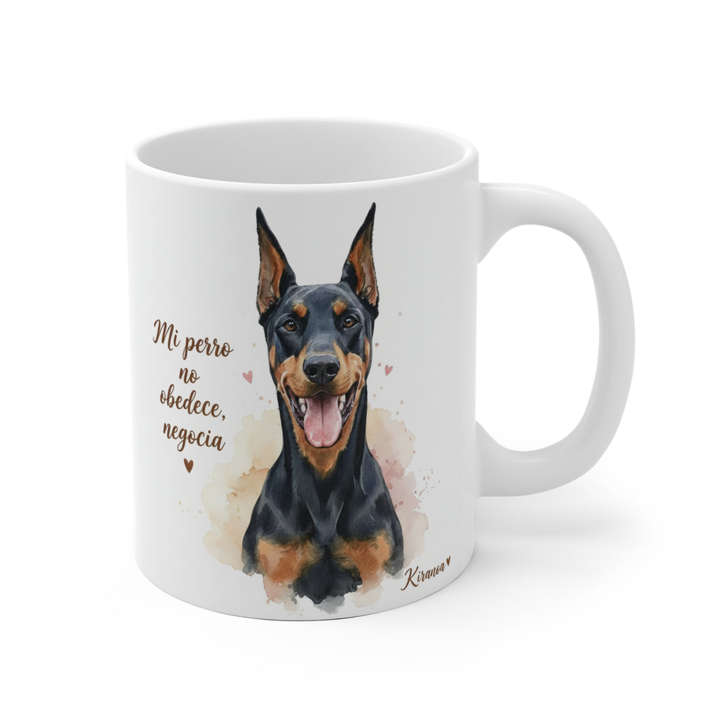 Taza Dóberman con la frase Mi perro no obedece, negocia — ilustración acuarela — Kiranoa