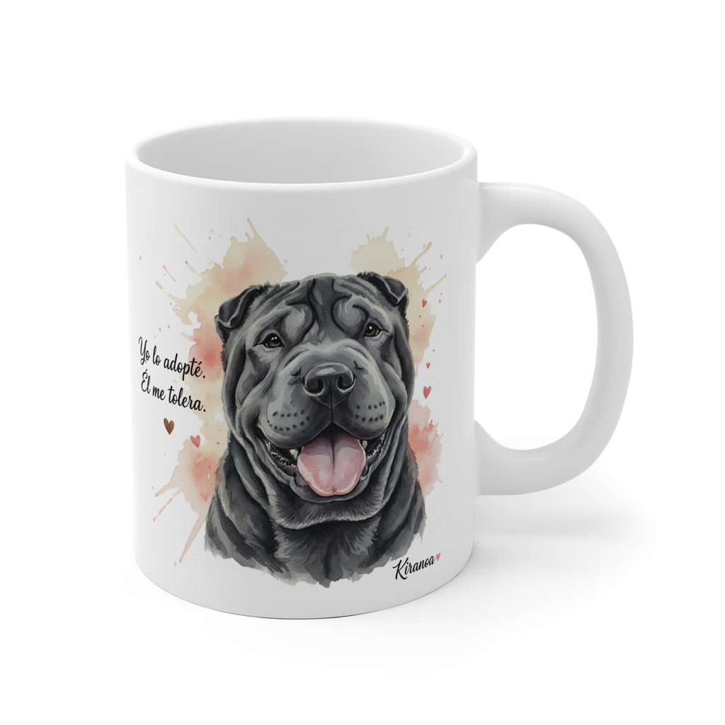 Taza cerámica Shar Pei Negro con frase Yo lo adopté él me tolera – vista frontal