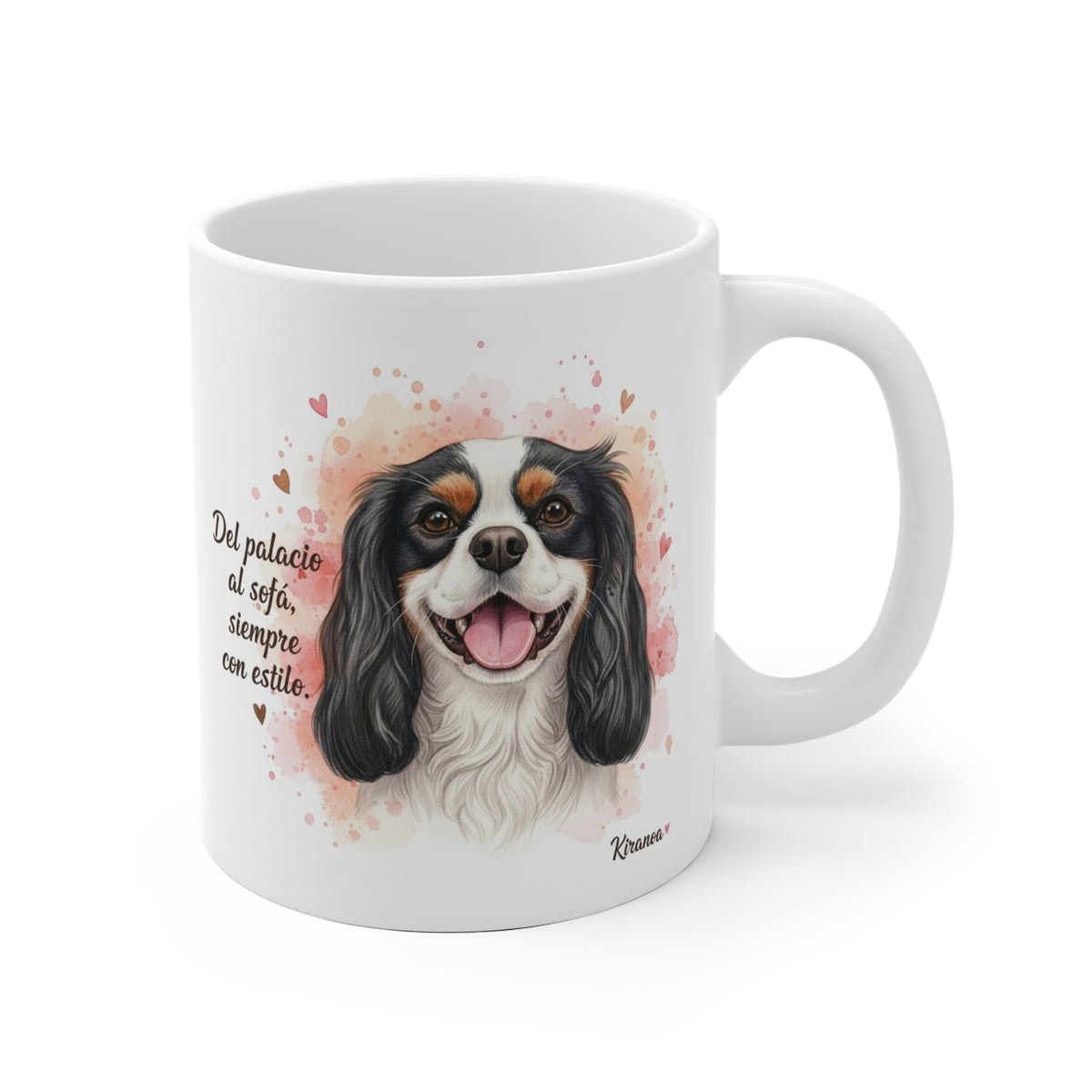 Taza cerámica Cavalier King Charles Spaniel con frase Del palacio al sofá, siempre con estilo. – vista frontal