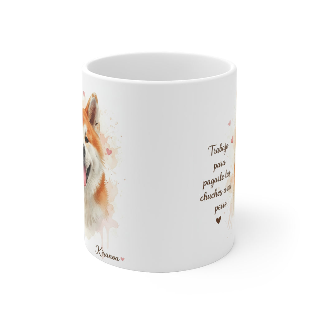 Taza Akita con diseño por ambas caras de la frase "Trabajo para pagarle las chuches a mi perro" vista lateral