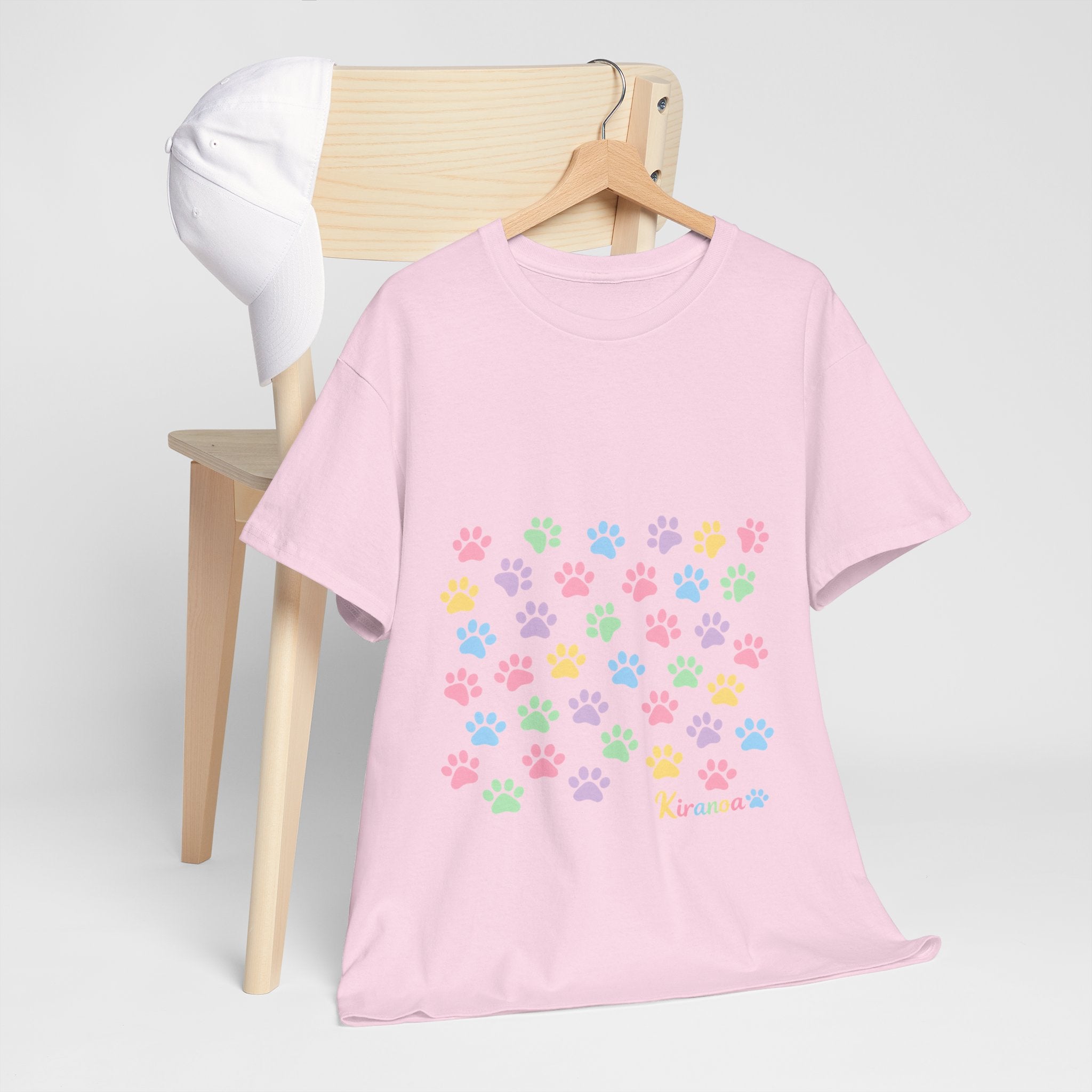 Camiseta de Huellas en Colores Pastel – Diseño Original