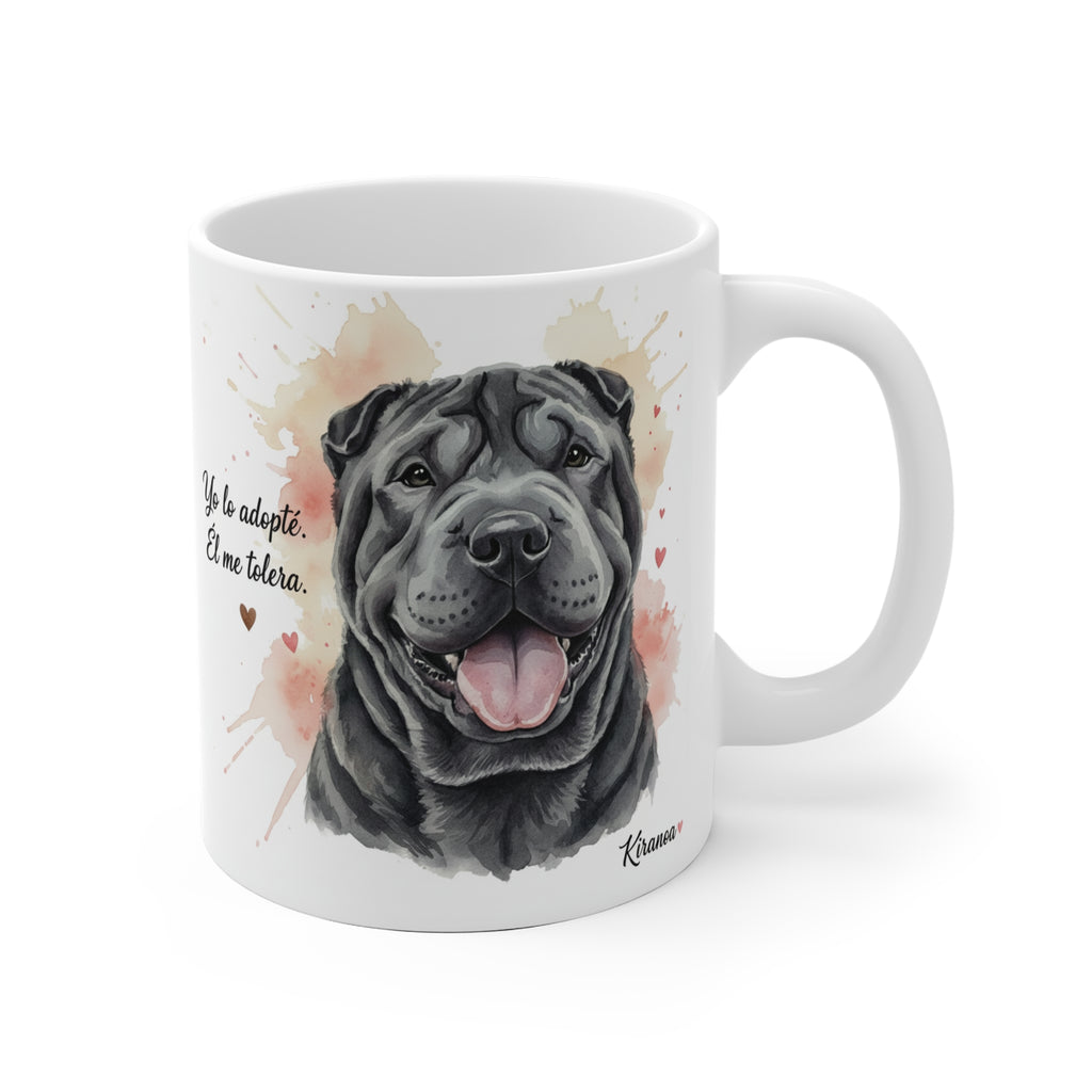 Taza cerámica Shar Pei Negro con frase Yo te adopté él me tolera – vista frontal