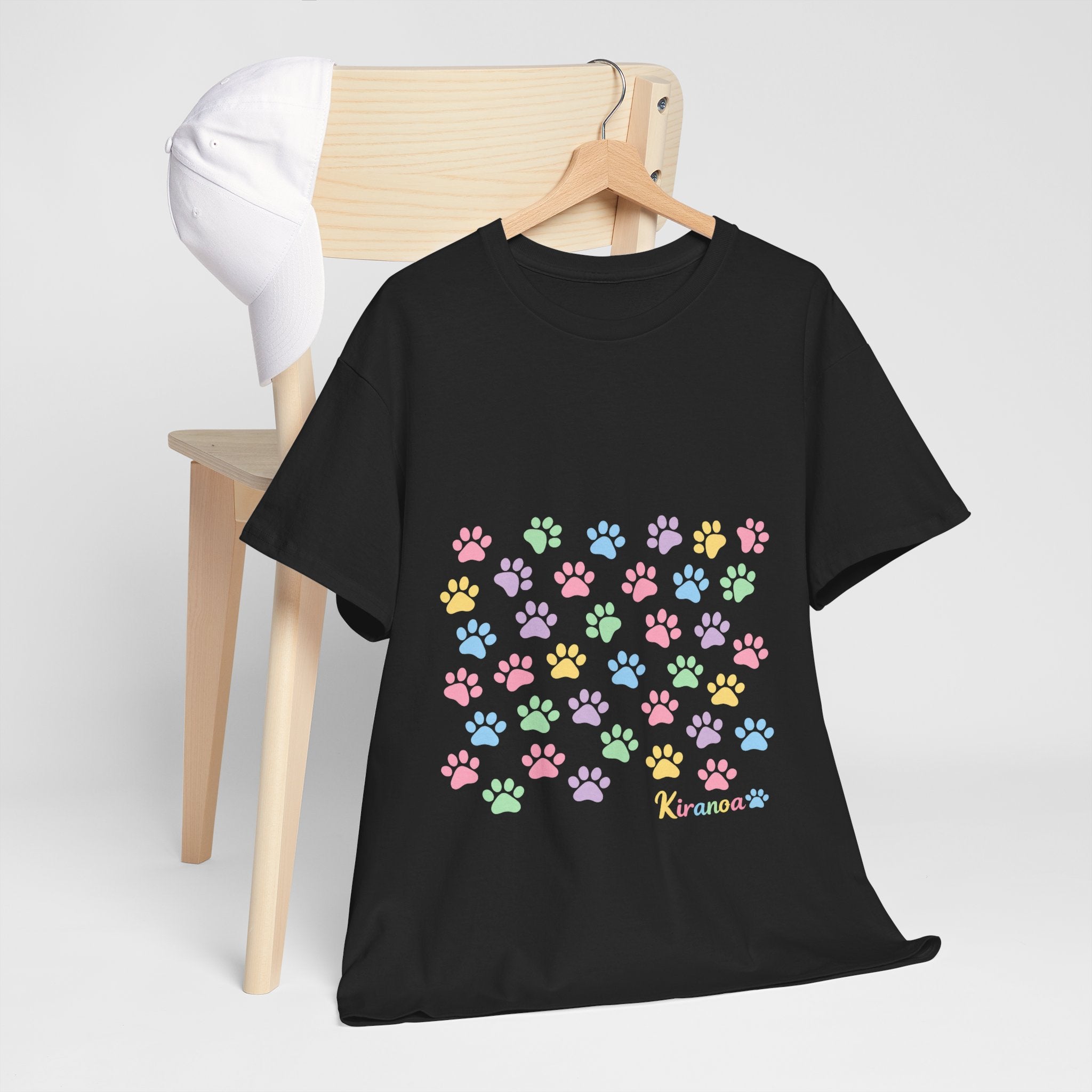Camiseta de Huellas en Colores Pastel – Diseño Original