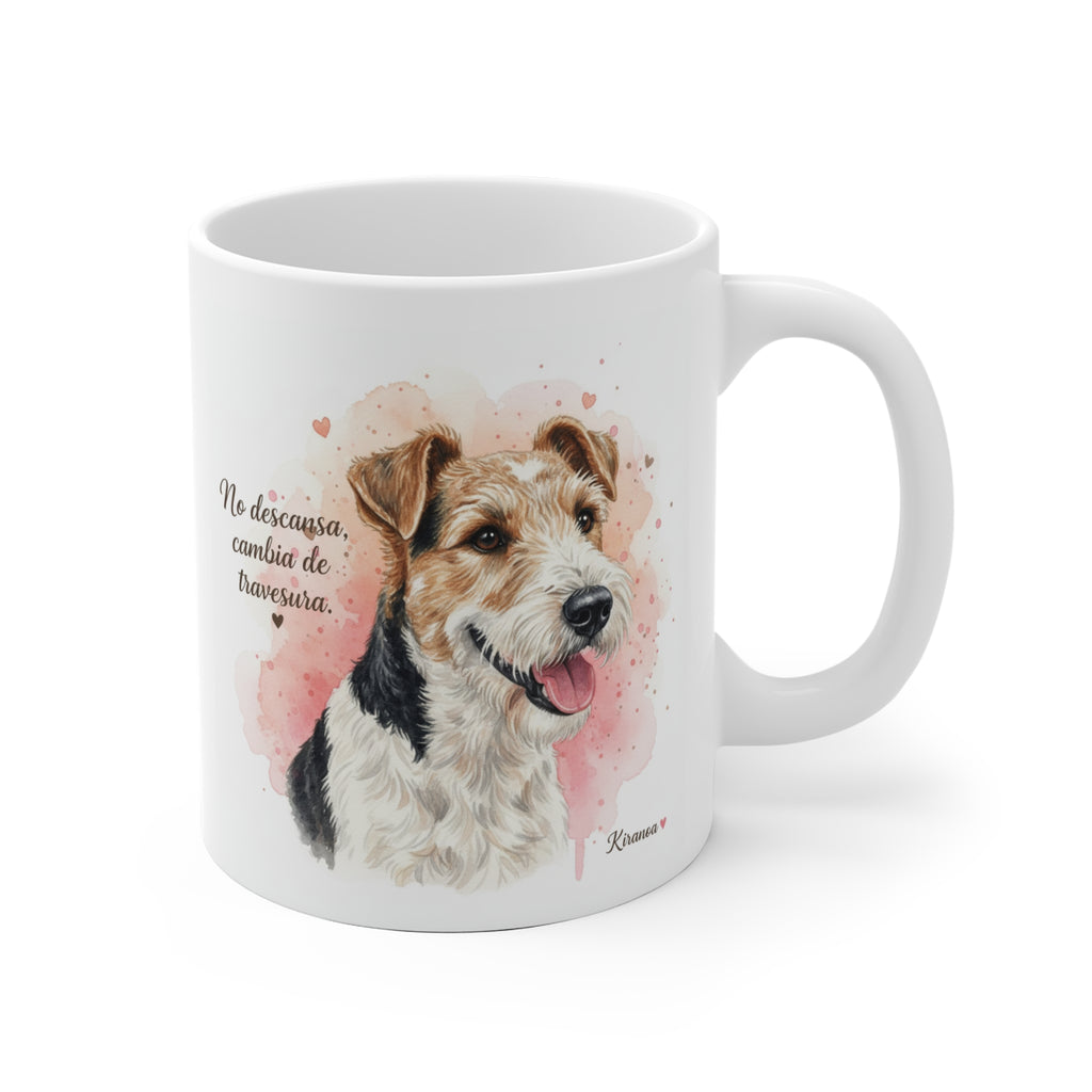 Taza cerámica Fox Terrier con frase No descansa cambia de travesura – vista frontal