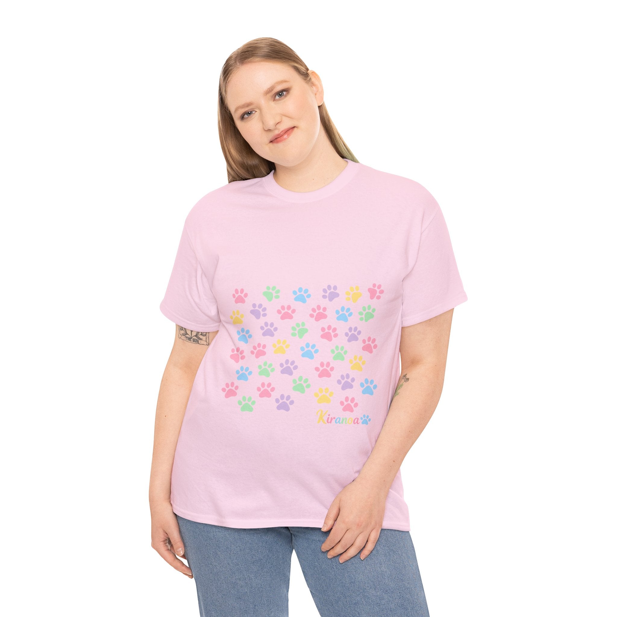 Camiseta de Huellas en Colores Pastel – Diseño Original