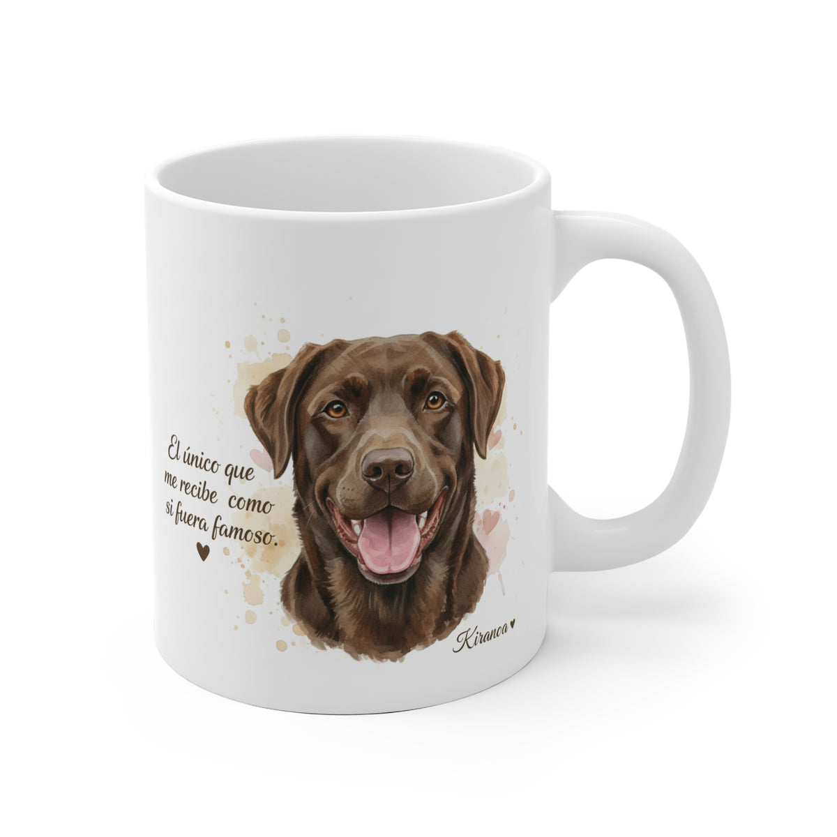 Taza cerámica Labrador Chocolate con frase El único que me recibe como si fuera famoso. – vista frontal