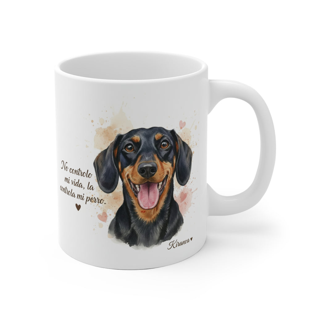 Taza cerámica Dachshund con frase No controlo mi vida la controla mi perro – vista frontal