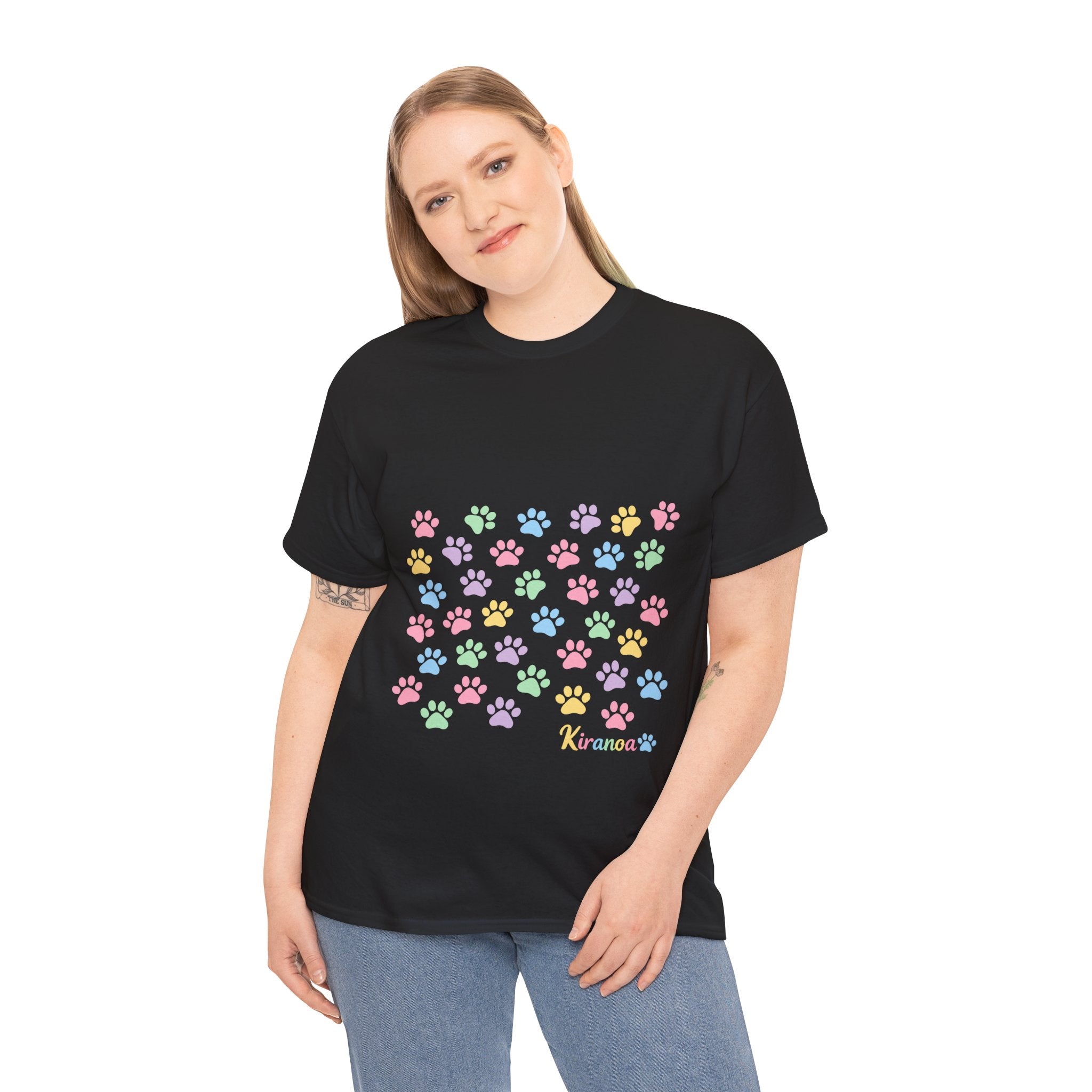 Camiseta de Huellas en Colores Pastel – Diseño Original