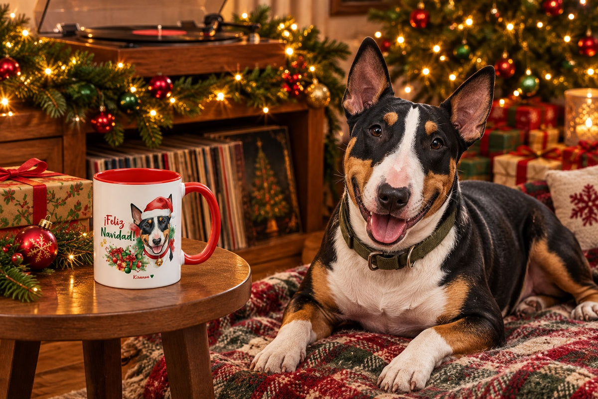 Bull Terrier Tricolor junto a taza roja de Navidad con ilustración en acuarela escena lifestyle Kiranoa