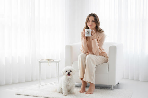 Bichón Maltés junto a taza cerámica con ilustración en acuarela – escena lifestyle Kiranoa